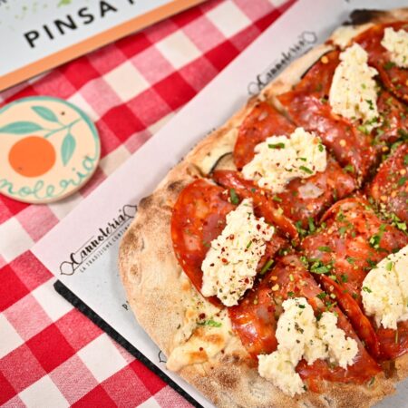 Pinsa Romana cu Vinete, Salam Picant si Crema de Burrata