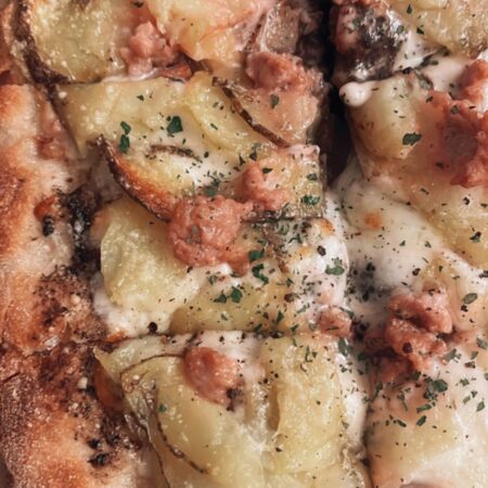 Pinsa Romana cu Salsiccia Romana și Cartofi la Cuptor